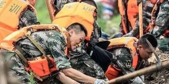 破浪前行的勇士（致敬抗洪一线的逆行者）