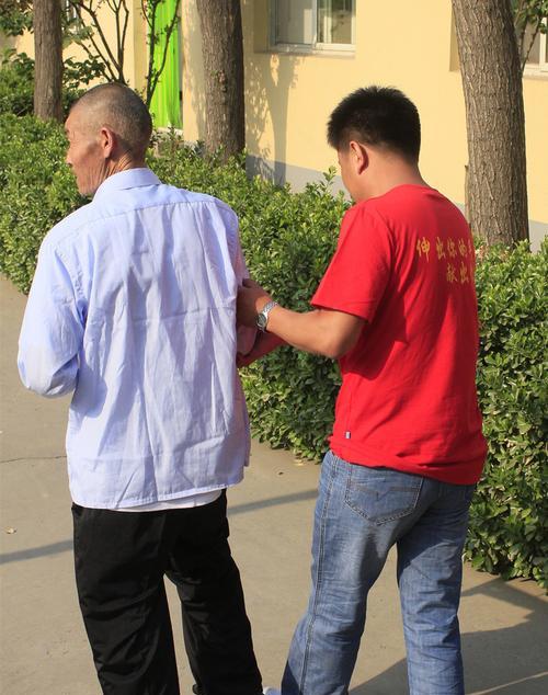 以伸出你的手为话题的作文怎么写（《伸出你的手，世界将更美好》）