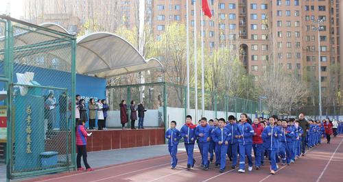 冬季长跑怎么跑四百字作文（《长跑世界的奇迹：冬季马拉松》）
