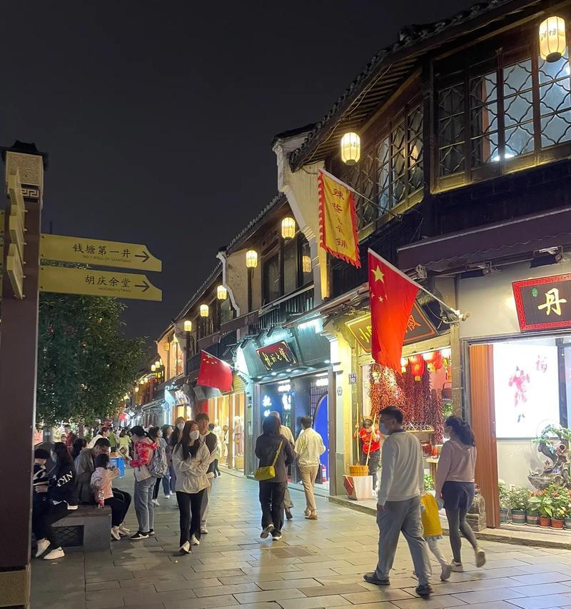以热闹的街景为话题的作文怎么写（《热闹的街景》）