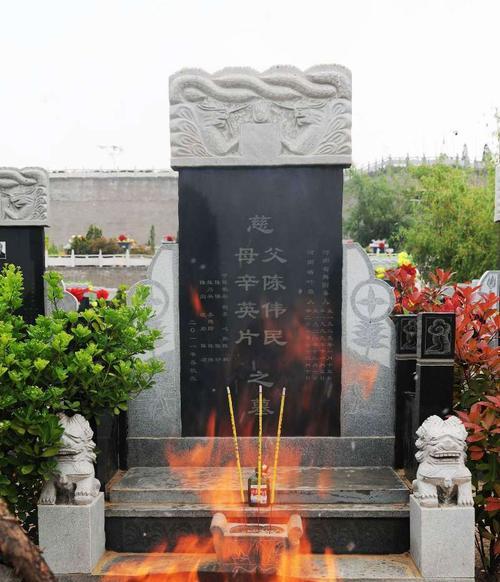 有关想起那故乡的云的作文怎么写（《故乡云中的记忆》）